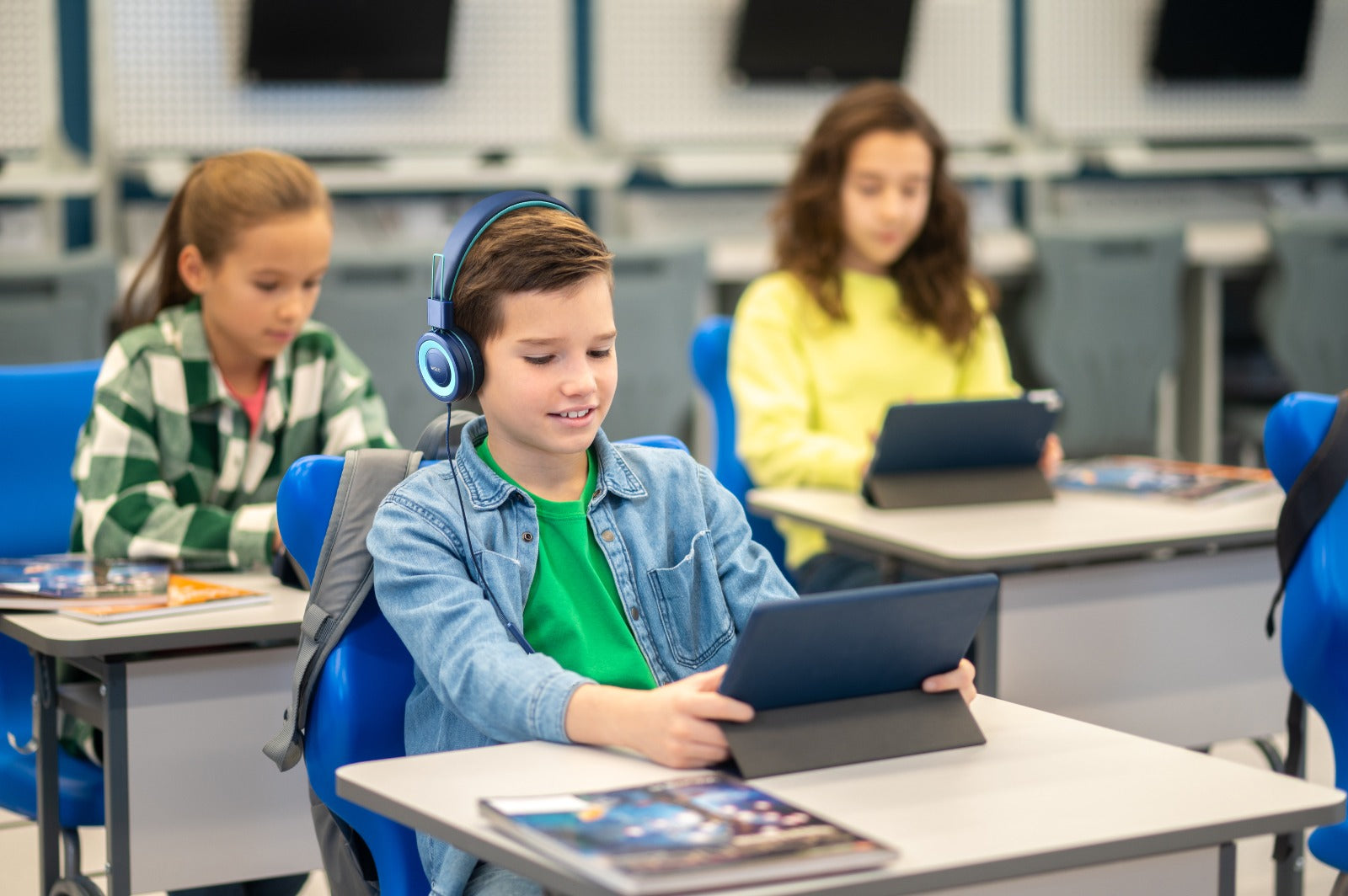 complete klasoplossing met tablet koptelefoon en laadkar
