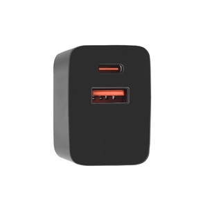 Voorkant van zwarte 33W snellader met USB C en USB A poort