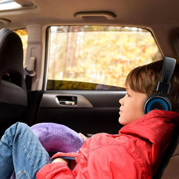 Kind draagt blauwe WiseQ kinder koptelefoon met volumebegrenzing tijdens autorit en kijkt naar scherm