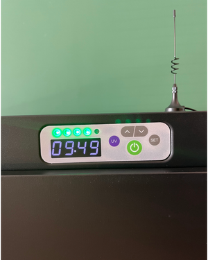 Bedieningspaneel van zwarte tablet en laptop oplaadkar voor 26 apparaten met digitaal display en UV functie