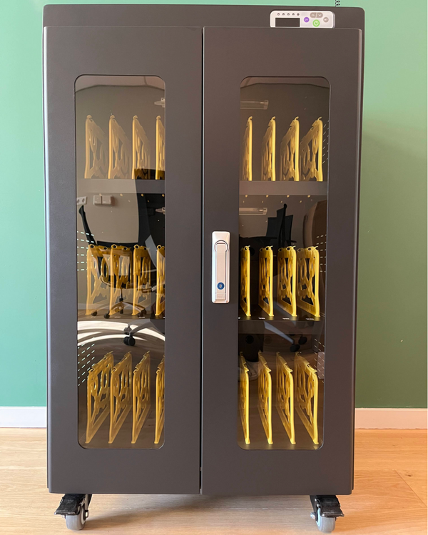 Zwarte tablet en laptop oplaadkar voor 26 apparaten met gesloten glazen deuren