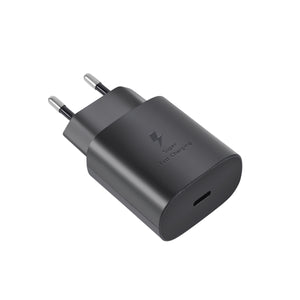 Zwarte WiseQ 25W USB C snellader universeel schuin vooraanzicht met USB C aansluiting