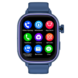 Blauw WiseQ GPS kinderhorloge met simkaart en touchscreen waarop apps zoals bellen, camera, chat en video oproep zichtbaar zijn