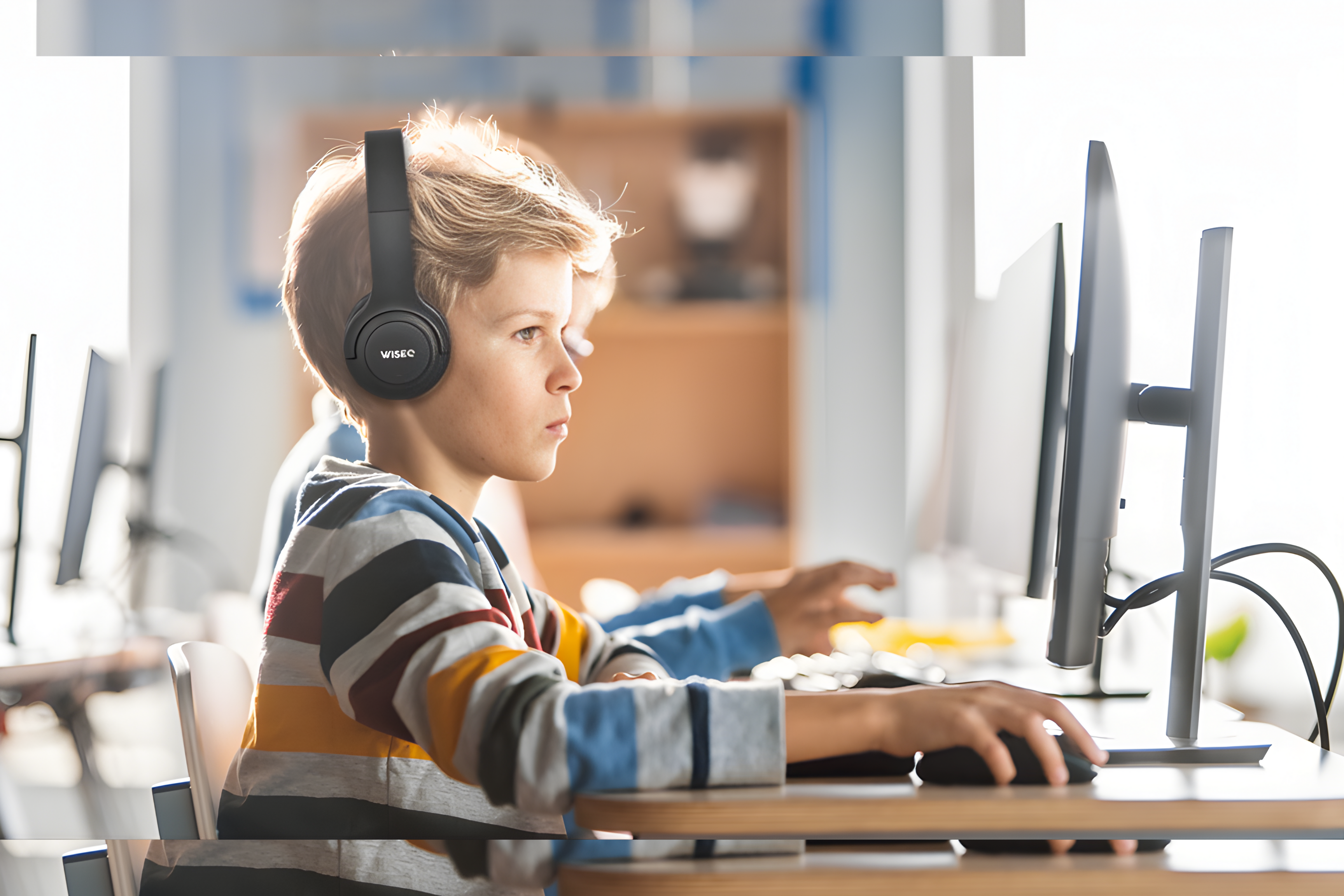 Jongen Met WiseQ Hero Draadloze Kinderkoptelefoon Tijdens Gebruik Achter Computer