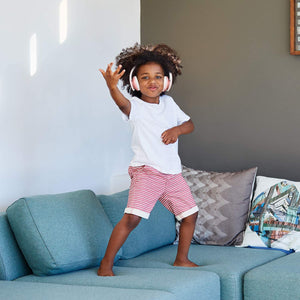 WiseQ draadloze bluetooth koptelefoon voor kinderen in roze gebruikt door kind in woonkamer