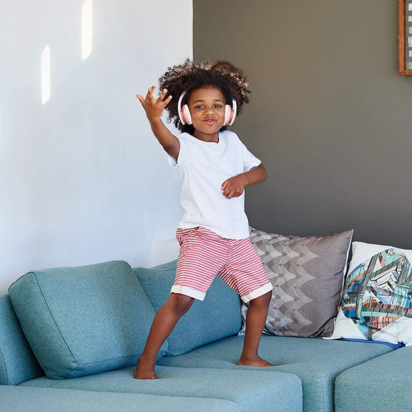 WiseQ draadloze bluetooth koptelefoon voor kinderen in roze gebruikt door kind in woonkamer