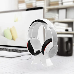 Witte WiseQ headset houder met koptelefoon op bureau naast laptop moderne werkplek