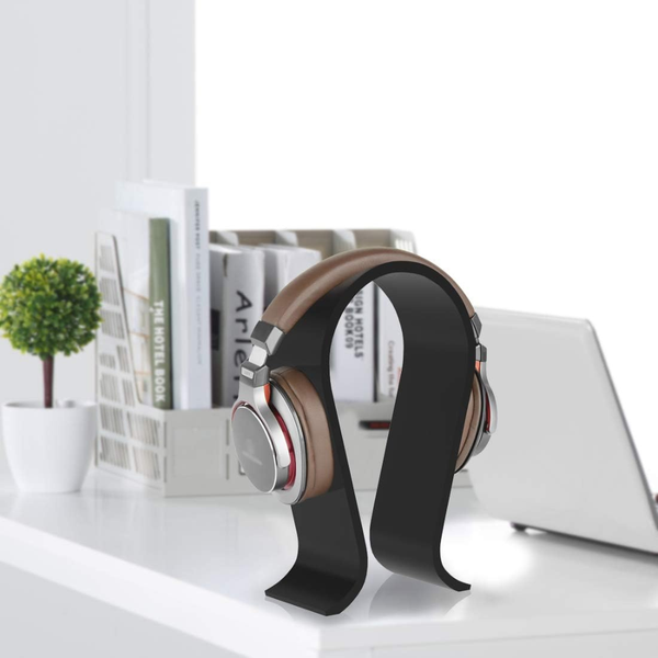 Zwarte WiseQ koptelefoon houder met headset standaard op bureau naast laptop modern design