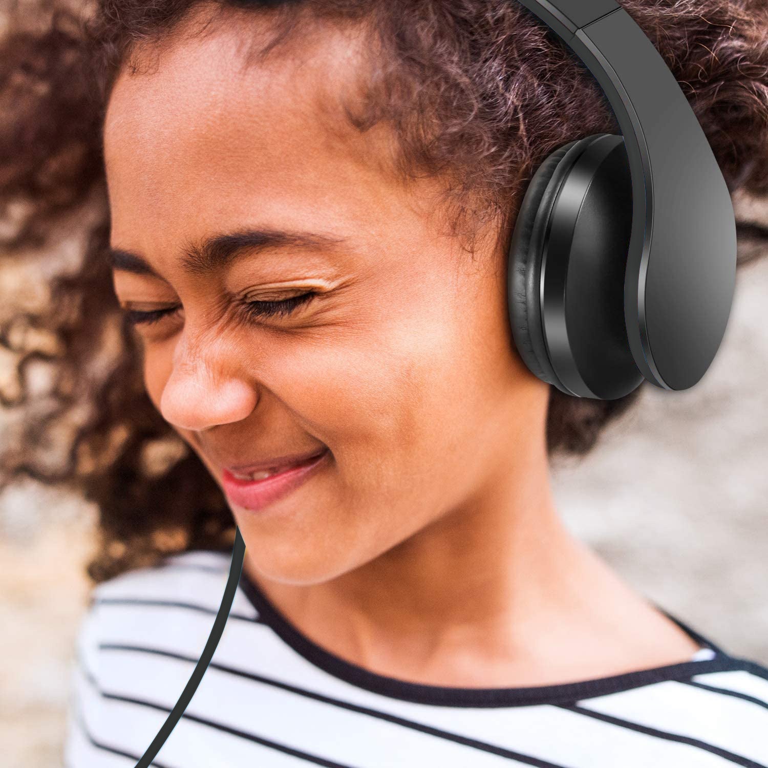 WiseQ zwarte draadloze bluetooth koptelefoon voor kinderen gedragen door kind close up zijaanzicht