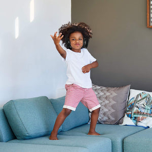 WiseQ zwarte draadloze bluetooth koptelefoon voor kinderen gedragen door kind binnen in woonkamer tijdens het dansen