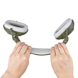 Wise oorbeschermers voor kinderen 28dB in olijfgroen met flexibele verstelbare hoofdband in gebruik